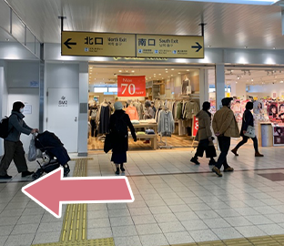 JR高槻駅の改札を出て左(北口)に進みます。