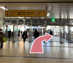 北口の出口を出て右に曲がります。
