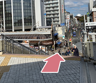 左手に見える大きな階段を降り真っ直ぐ進みます。