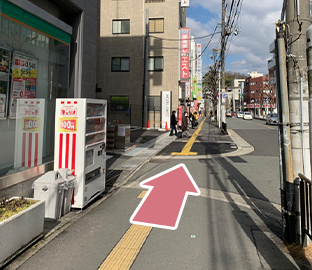真っ直ぐ歩き続けると左に関西みらい銀行さんが見えます。その先の赤い看板のエストさんまでお進み下さい。そのビルの３階に当院がございます。
