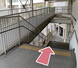 駐輪場へつながる階段をおり、左に見える横断歩道を渡ります。