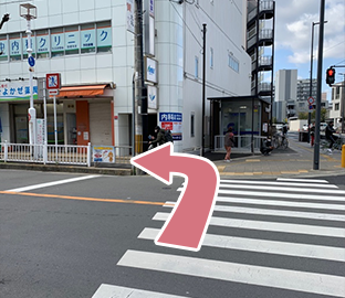 信号をわたり左に曲がります。