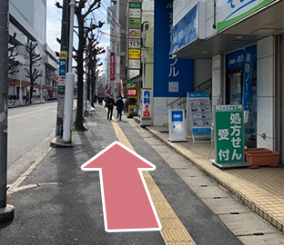 その先の赤い看板のエストさんまでお進み下さい。そのビルの３階に当院がございます。